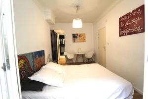 a bedroom with a bed and a table with chairs at Studio centre historique derrière rue d'Italie - Climatisé in Aix-en-Provence