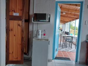 een keuken met een koelkast en een magnetron erboven bij Foot-loose & Fancy Free in St Helena Bay