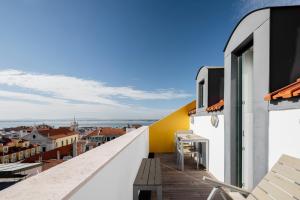 balkon z widokiem na miasto w obiekcie Chiado Trindade Apartments | Lisbon Best Apartments w Lizbonie