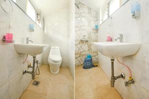 FabExpress Royal Baga Residency في أولد غوا: حمام مع حوض ومرحاض