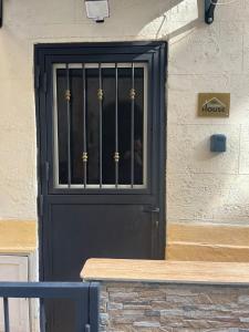 une porte noire avec des barres dans un bâtiment dans l'établissement the cousins' house, à Palerme
