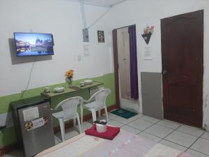Una televisión o centro de entretenimiento en Mini Suite Independiente en Garzota Norte