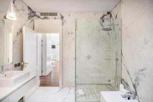 Phòng tắm tại Chiado Trindade Apartments | Lisbon Best Apartments +30 ảnh