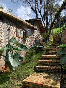 un conjunto de escaleras que conducen a una casa en Morada Sunset Praia do Rosa, en Praia do Rosa