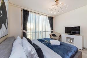 Postel nebo postele na pokoji v ubytování Excellent 2 bedroom with sea view at Al Fattan