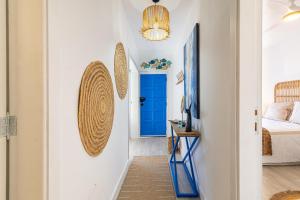 un pasillo con una puerta azul y un dormitorio en Brisa Marina en La Jaca