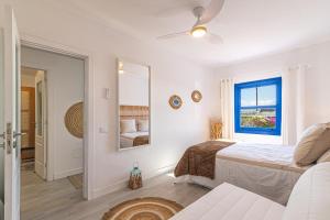 Schlafzimmer mit einem Bett und einem Spiegel in der Unterkunft Brisa Marina in La Jaca