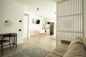 Μια τηλεόραση ή/και κέντρο ψυχαγωγίας στο Large Studio - 4 Guests - Balcony - Free Parking