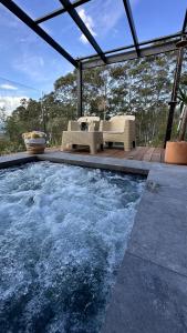 una piscina con mesa y sillas en una casa en Mike's Kangaroo Valley en Kangaroo Valley