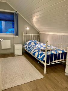 una camera con un letto bianco e una finestra di Cozy house in an Arctic village 