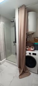 una doccia in cucina con porta in vetro posteriore di Appartement cosy à deux pas du port a Saint-Cyprien Altre 13 foto