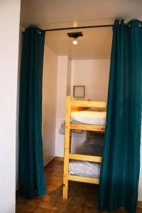 Krevet ili kreveti na kat u jedinici u objektu Gites Chalet Grand Cerf Montclar-Ubaye