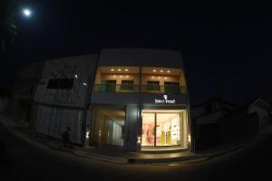 a store front of a building at night at Residencial Rosê - flats mobiliados in Ubajara