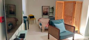 1 dormitorio con 1 cama, 1 silla y 1 mesa en Pool oasis with private parking -Vigia 8, en Torres Vedras