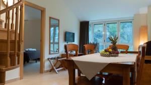 ein Wohnzimmer mit einem Tisch und einer Obstschale darauf in der Unterkunft Annapurna M&P in Ordino
