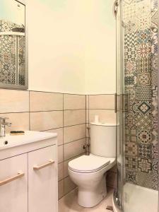 ein Badezimmer mit Toilette, Waschbecken und Dusche in der Unterkunft LE MANOIR - REZ DE CHAUSSEE - PARKING - WIFI - CENTRE VILLE in Quimper