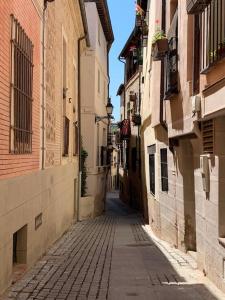 an alley with buildings and a cobblestone street at AnDiMi, Histórico. in Toledo