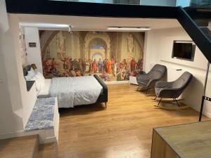 a room with a painting on the wall with a bed at AnDiMi, Histórico. in Toledo