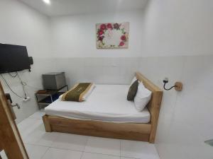 Giường trong phòng chung tại LUCKY HOTEL LIEN PHUONG