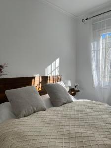 um quarto branco com uma cama com 2 almofadas em CAN GALERETES em Denia