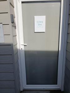 uma porta com um sinal que diz código seis em Côté spa 
