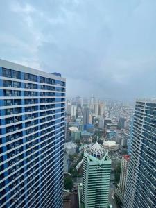 eine Luftansicht einer Stadt mit hohen Gebäuden in der Unterkunft Cozy Family Nook at Makati in Manila