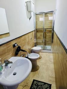 パレルモにあるGaia Apartmentのバスルーム(洗面台、トイレ付)