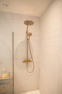 y baño con ducha con cabezal de ducha. en Sonrisa, en Knokke-Heist