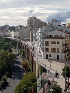 une ville avec un pont sur une rue et des bâtiments dans l'établissement Terrazza M & G, à Ortona