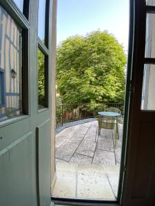 a view of a patio from an open window at LIVING'Melun, la campagne à Melun ! in Melun
