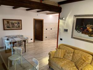 Posezení v ubytování Albergo Diffuso Locanda Specchio Di Diana