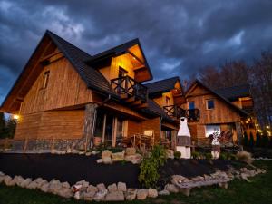 une grande maison en bois avec un grand toit dans l'établissement Bieszczadzka Hawira, à Polańczyk