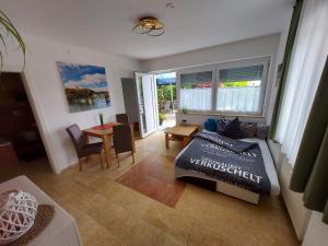 Postel nebo postele na pokoji v ubytování Ferienwohnung und Zimmer zum Donaublick