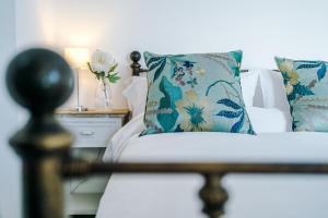a bedroom with a bed with blue and white pillows at Chester City Apartment in Chester
