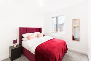 Llit o llits en una habitació de Newly Renovated - 4 Bedroom Anchor House - Close to JQ, Birmingham City Centre - Groups & Contractors