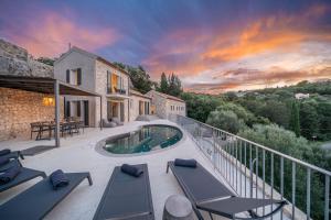 费斯卡尔德宏Villa Nónna, 1800s house renovated in 2023的带游泳池和露台的别墅