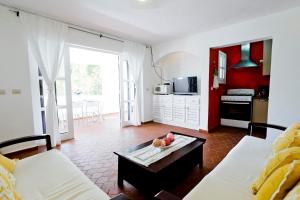 ein Wohnzimmer mit einem Sofa und einem Couchtisch in der Unterkunft Cozy 3-Bedroom Apartment with Pool Access near Bavaro Beach in Punta Cana