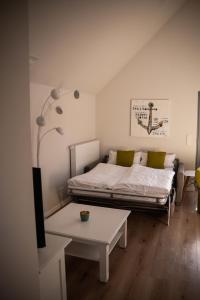 ハイリゲンハーフェンにあるOstsee - Appartement Nr 87 "Kapitäns Koje" im Strand Resortの小さなベッドルーム(ベッド1台、テーブル付)