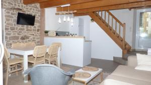 a kitchen and living room with a table and chairs at Douillette maison de ville à Carnac in Carnac