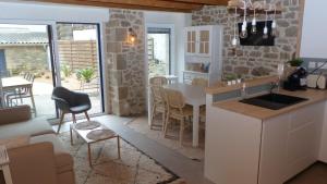 a kitchen and living room with a table and chairs at Douillette maison de ville à Carnac in Carnac