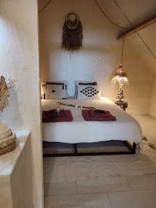 ein Schlafzimmer mit einem Bett in einem Zimmer in der Unterkunft Ma Maison d'Autre 