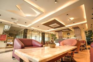 A seating area at Rj Hotel - Managed by Atithi House