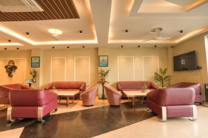 A television and/or entertainment centre at Rj Hotel - Managed by Atithi House