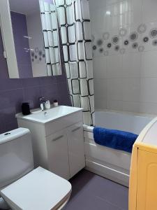 Fancy Studio في بوخارست: حمام مع حوض ومرحاض وحوض استحمام