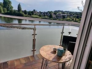 ケールハイムにあるFerienwohnung und Zimmer zum Donaublickの湖の景色を望むバルコニー(テーブル付)