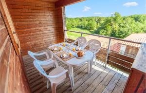 - une table et des chaises sur le balcon d'une cabine dans l'établissement 1 Bedroom Nice Apartment In Cassen, à Cassen