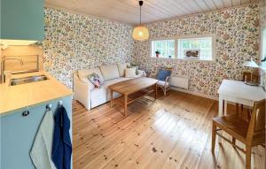 een woonkamer met een bank en een tafel bij Lovely Home In Vdd With Wifi in Väddö