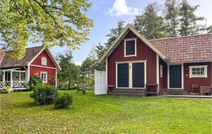 een rood huis en een rood huis bij Lovely Home In Vdd With Wifi in Väddö