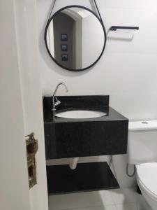 Um banheiro em Apto Verona Enseada Guarujá