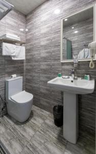 uma casa de banho com um lavatório, um WC e um espelho. em Best Center Boutique Hotel em Baku